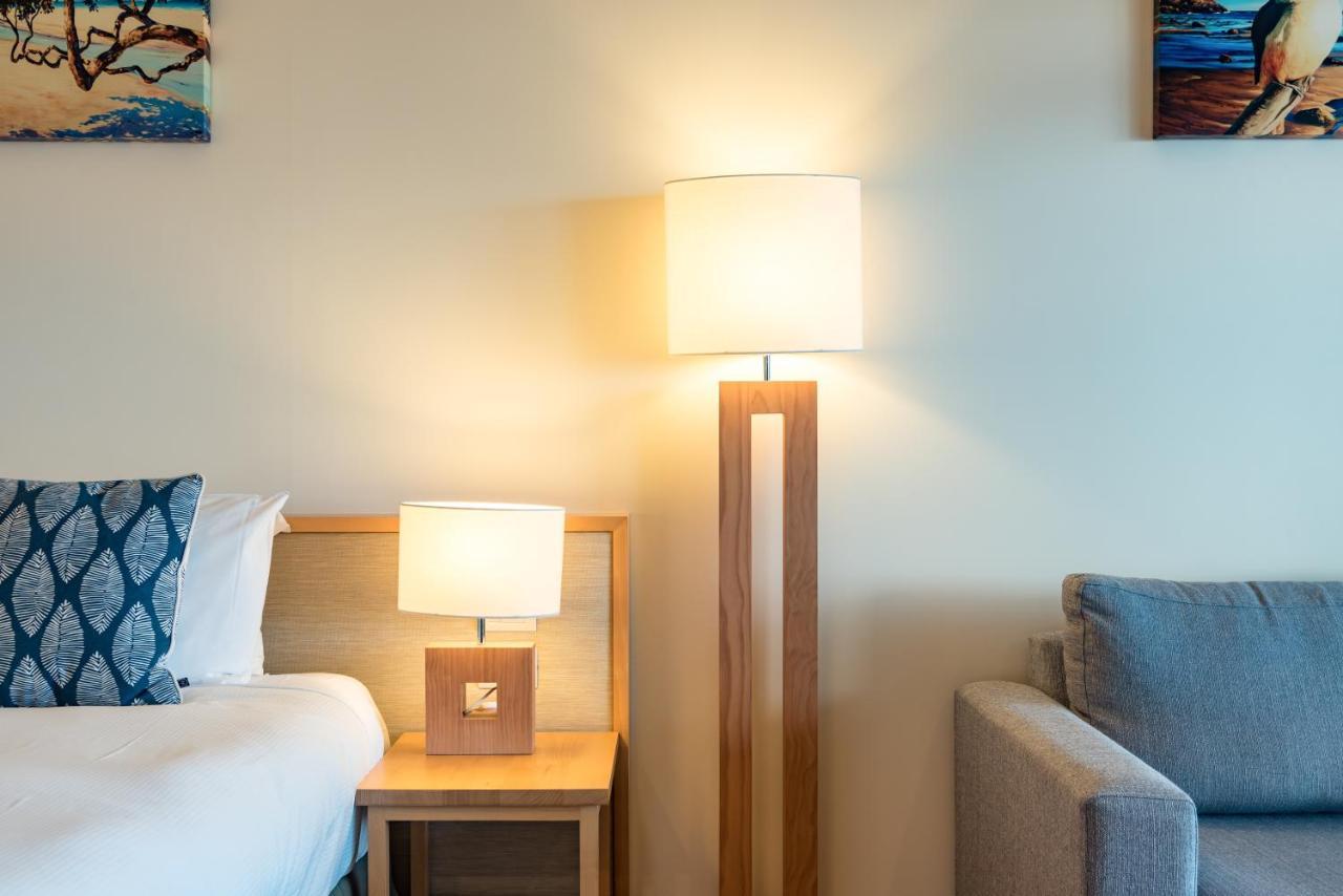 & 4* Paihia